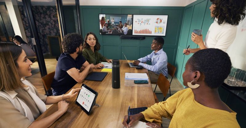 Poly Studio E360 AI theo dõi người nói