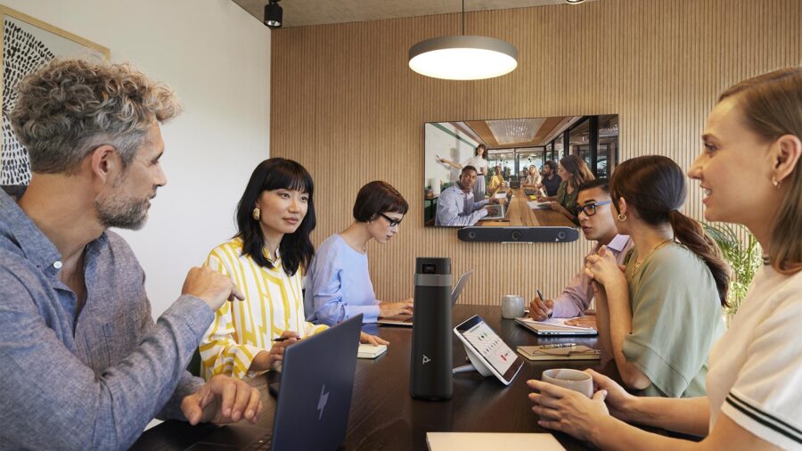 Poly Studio E360 màn trập bảo mật