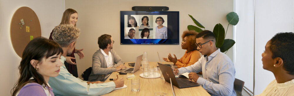 Nhân viên họp trong phòng cỡ trung với Poly Studio V52