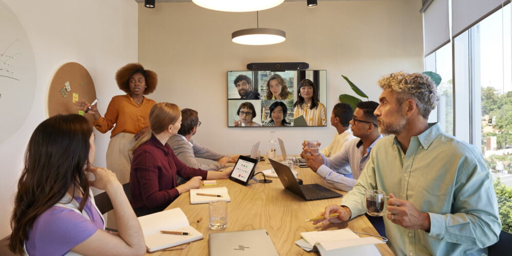 Phòng họp cỡ trung sử dụng thanh video Poly Studio V52 trong cuộc gọi video